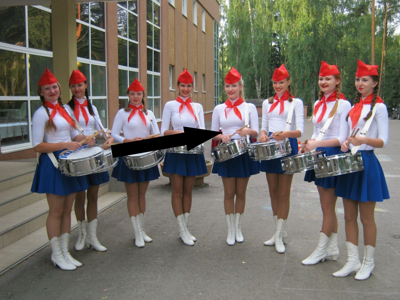 Вожатые: молодые комсомольцы как старшие товарищи