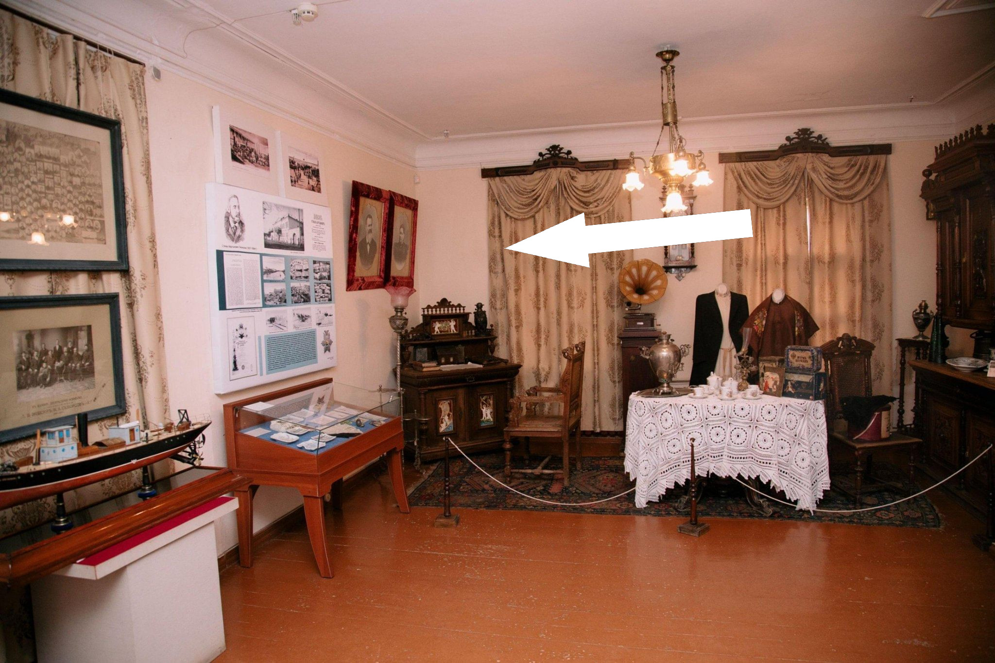 Городские музеи: экспозиции, сохраняющие быт старинных купеческих домов и революционных штабов.