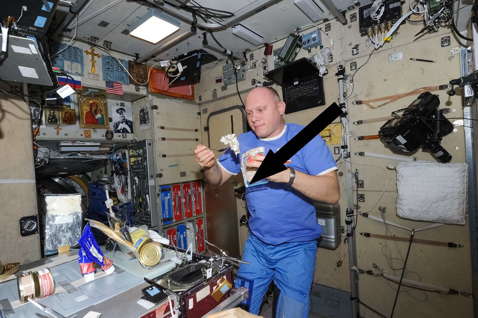 Жизнь на орбите: космонавты и их повседневность в невесомости