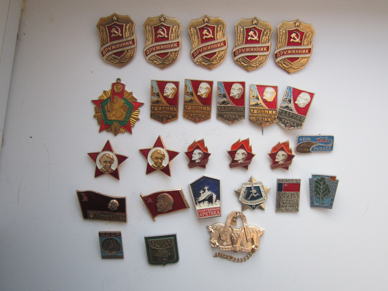 Забытые символы СССР: что стояло за значками отличия?
