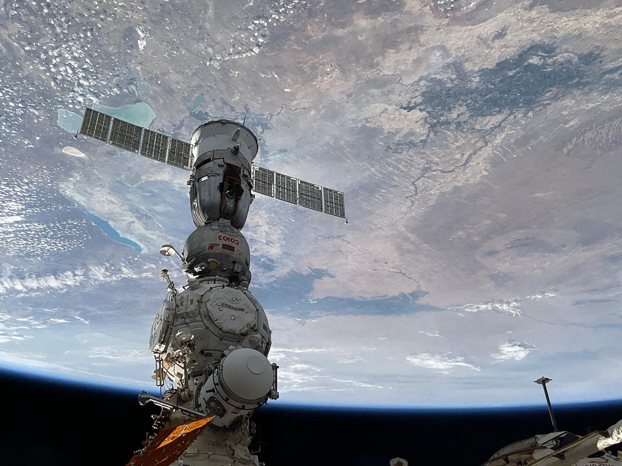 Станцию «Мир» утопили, чтобы отдать монополию над космосом США