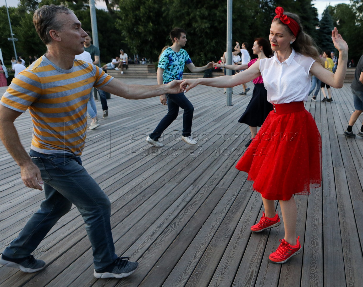 Танцплощадка в СССР: романтика, дружба и незабываемые моменты