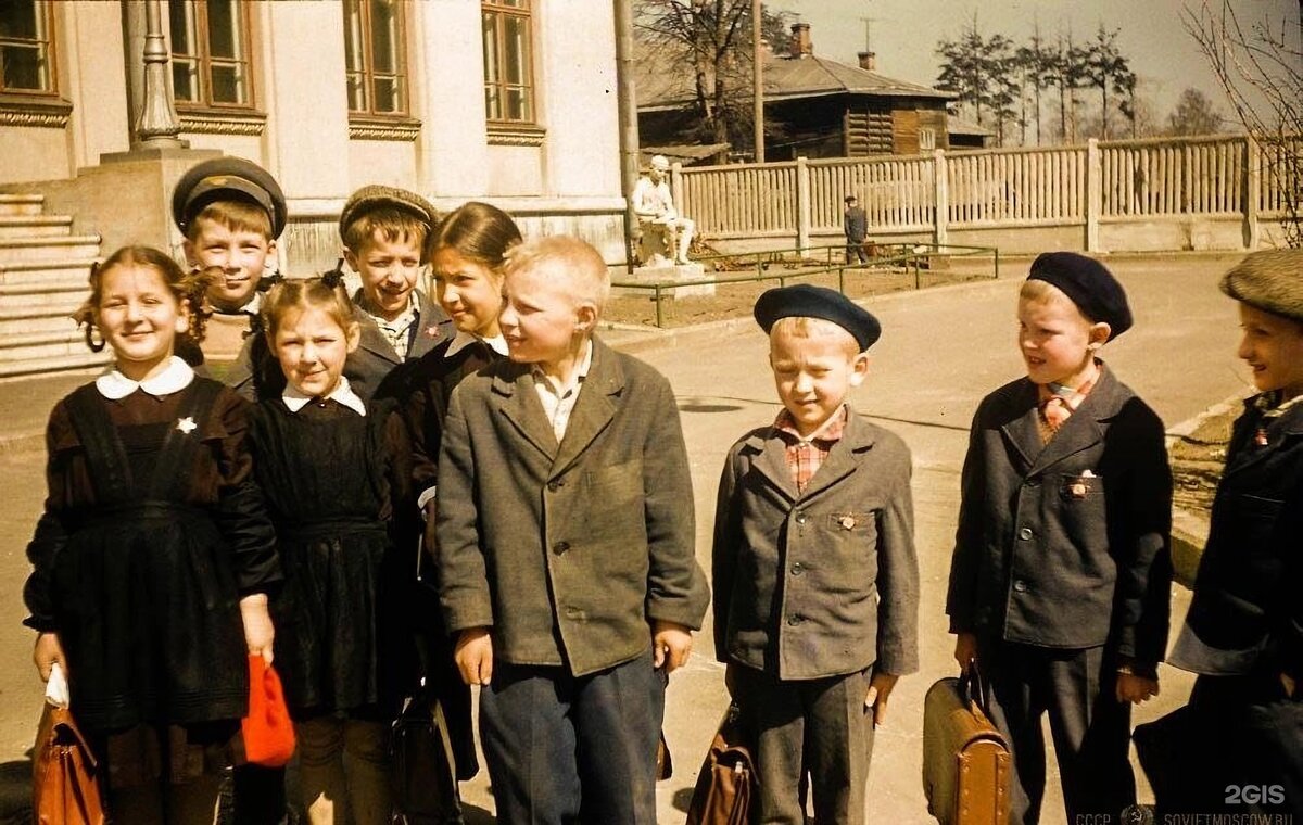 Школьная форма в СССР: Воспоминания о времени, когда стиль определялся не модой