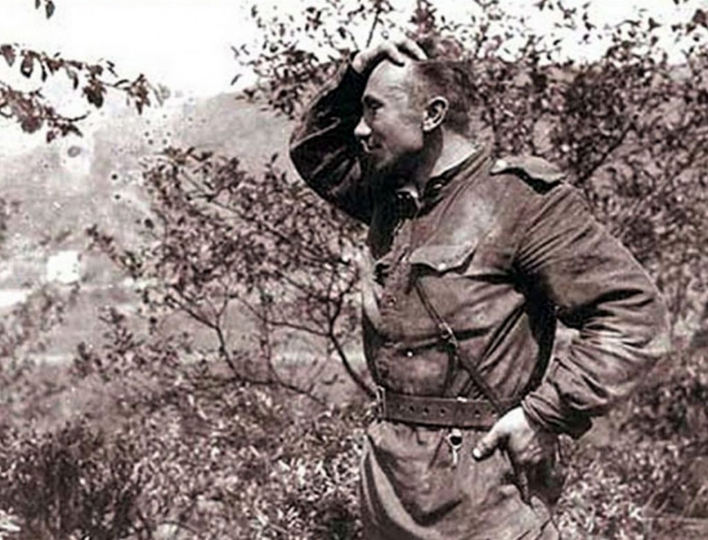 Театральные герои на фронте: кто скрывается за экраном?