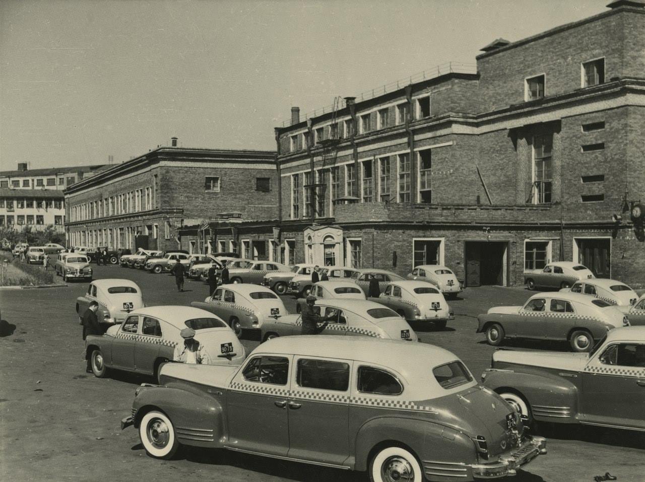 Как таксисты советской столицы вдохновляли мечты и создавали свою реальность