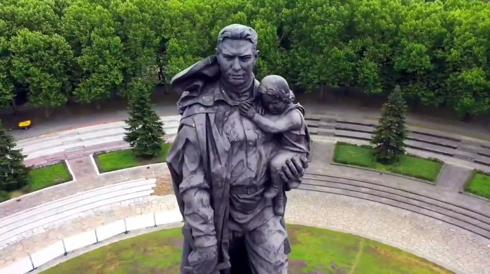 Советские памятники в Европе — почему их до сих пор не снесли?